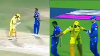 CSK vs MI: चेन्नई सुपर किंग्स ने मुंबई इंडियंस को 4 विकेट से हराया, धोनी ने दीपक चाहर को मज़ाकिया अंदाज में मारा बैट, वीडियो वायरल