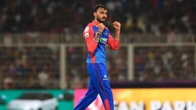 IPL 2025: Akshar Patel पर स्लो ओवर रेट के कारण जुर्माना! 12 लाख रुपये का फाइन