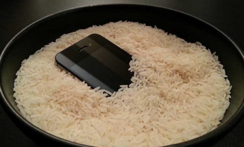 Phone Water Damage Tips: चावल में फोन रखने से हो सकता है नुकसान, यह तरीका क्यों नहीं है सही